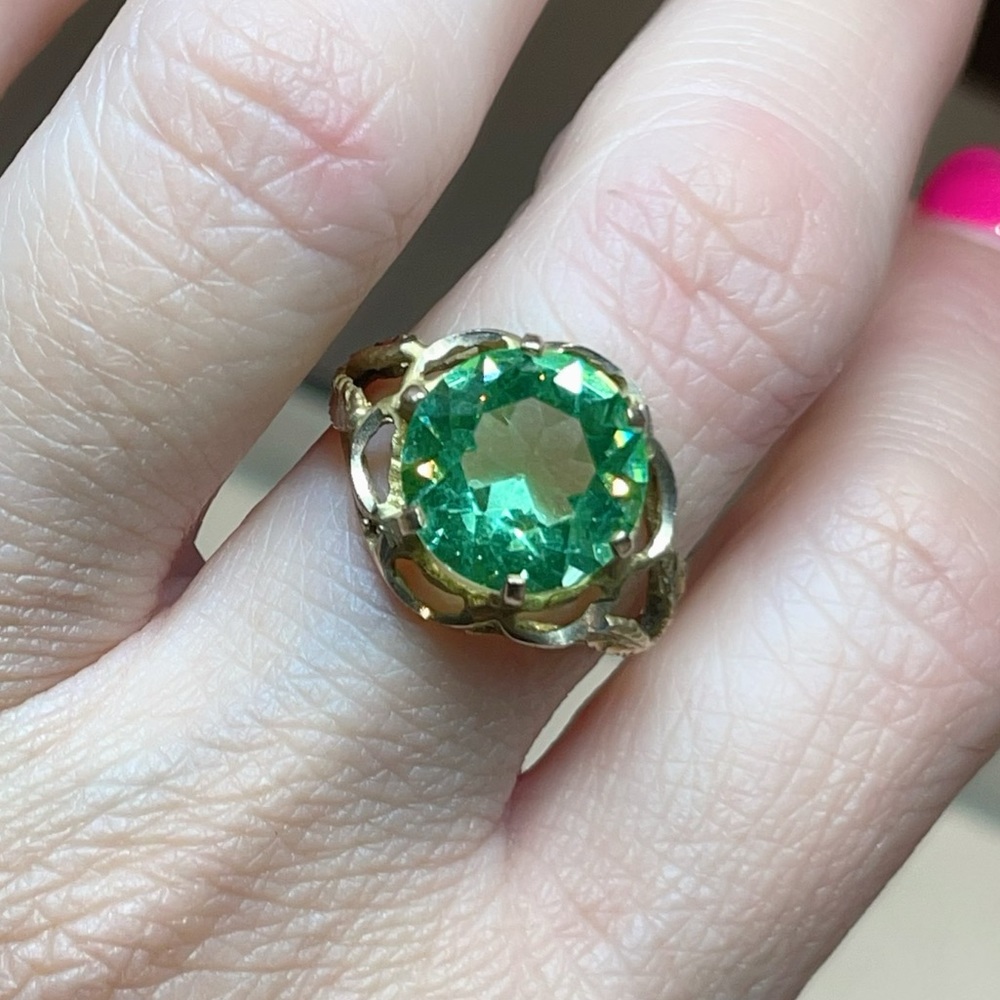 Vintage 10k Gold Green Synthetic Green Gem Ring Size 8 - solid 10k gold